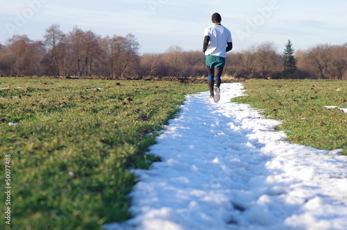 Mężczyzna biegający po pasie śniegu