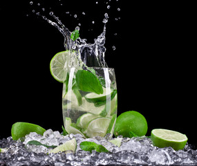 Deken met foto Opspattend water Mojito cocktail on black background  © Lukas Gojda