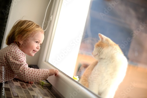 bébé avec chat