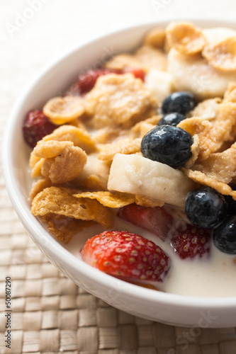 healthy breakfast corn flakes with berries