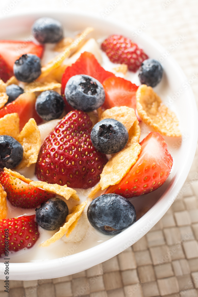 healthy breakfast corn flakes with berries