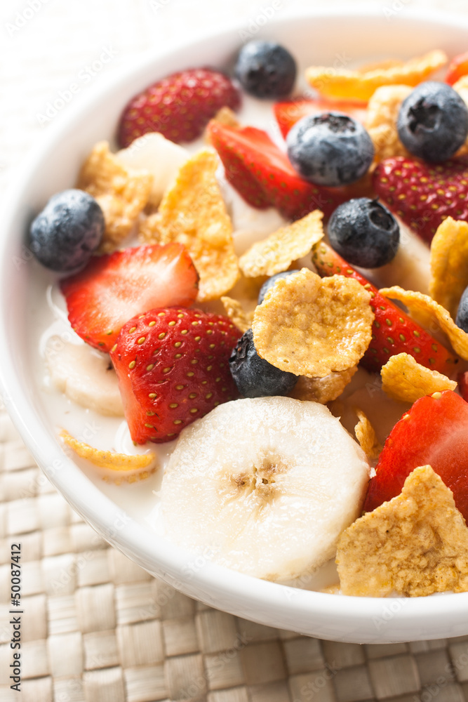 healthy breakfast corn flakes with berries healthy breakfast corn flakes with berries