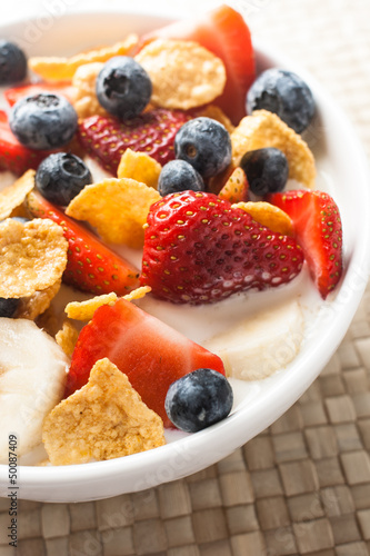 healthy breakfast corn flakes with berries