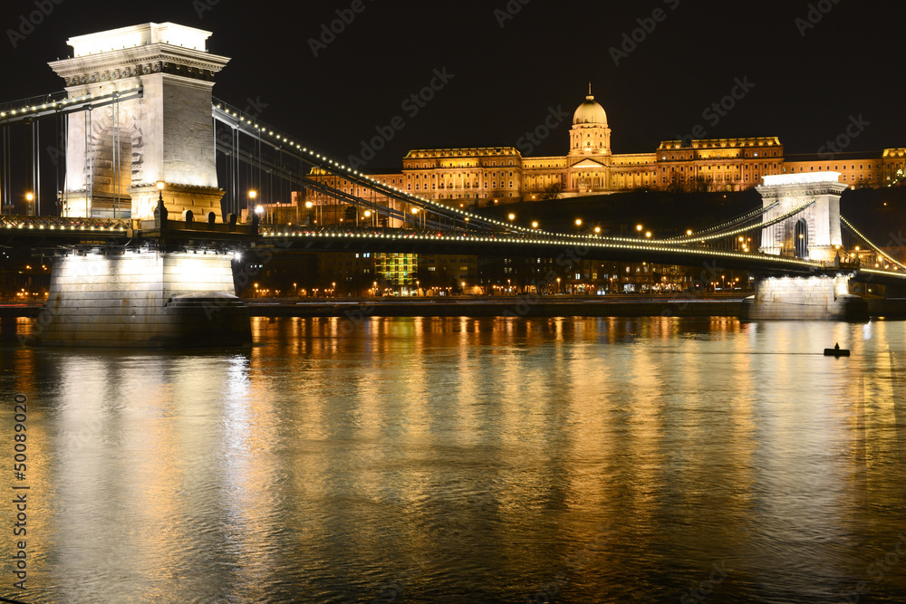 Pont des Chaînes de nuit à Budapest