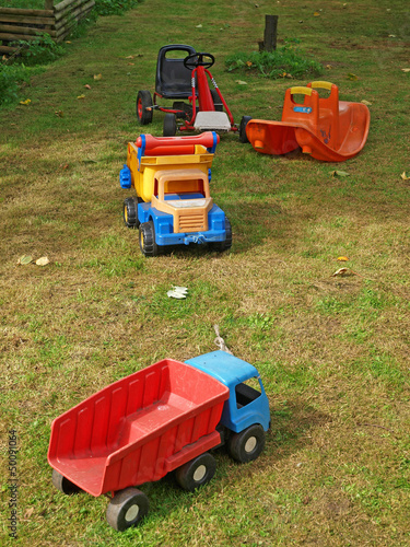 Spielzeug Fahrzeuge im Garten