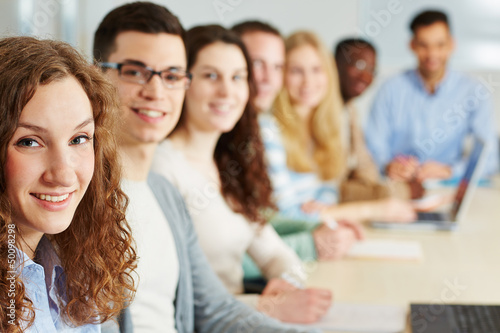 Studentin im Seminar mit anderen Studenten