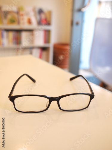テーブルの上の眼鏡