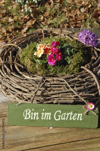 Holzschild und Kranz