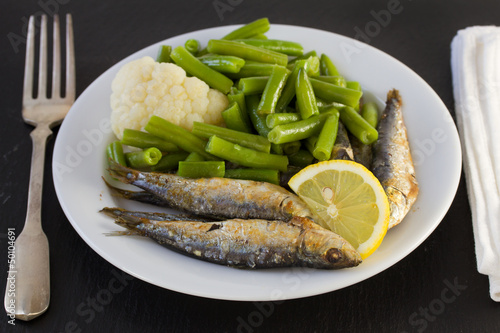 fried sardines with vegetables and lemon