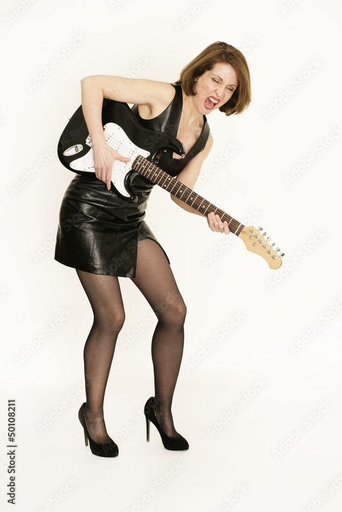 Frau mit E-Gitarre