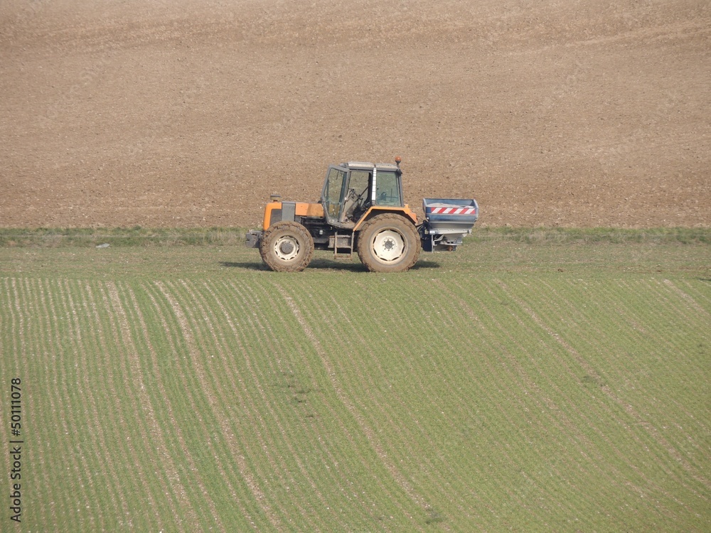 Fototapeta premium Tracteur avec son épandeur