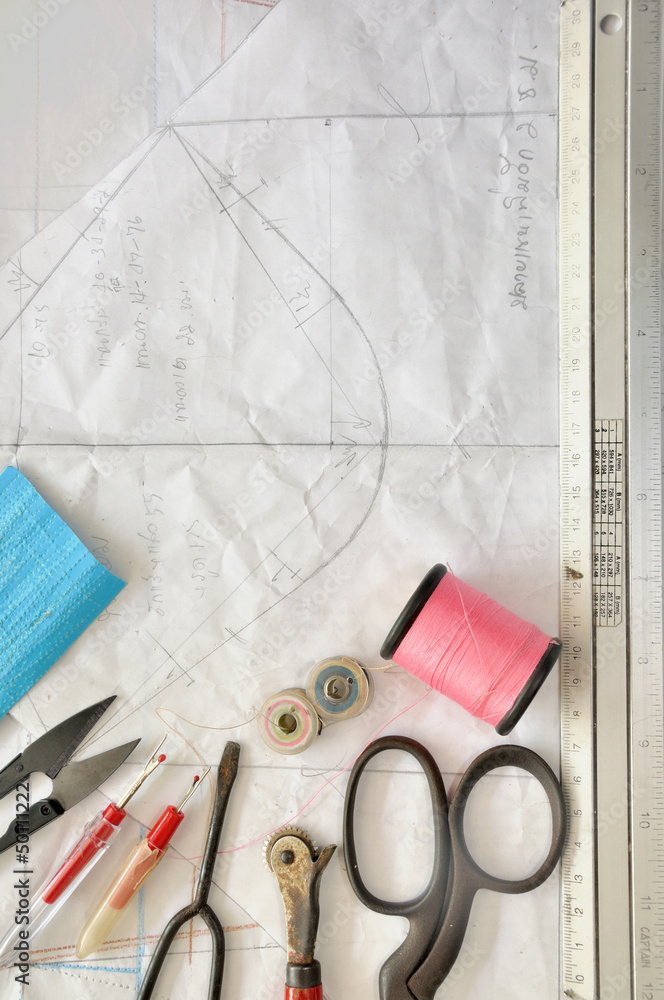 Naklejka premium sewing instruments on pattern as background