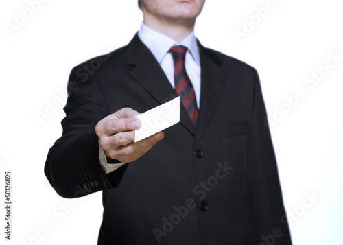 mężczyzna podający wizytówkę