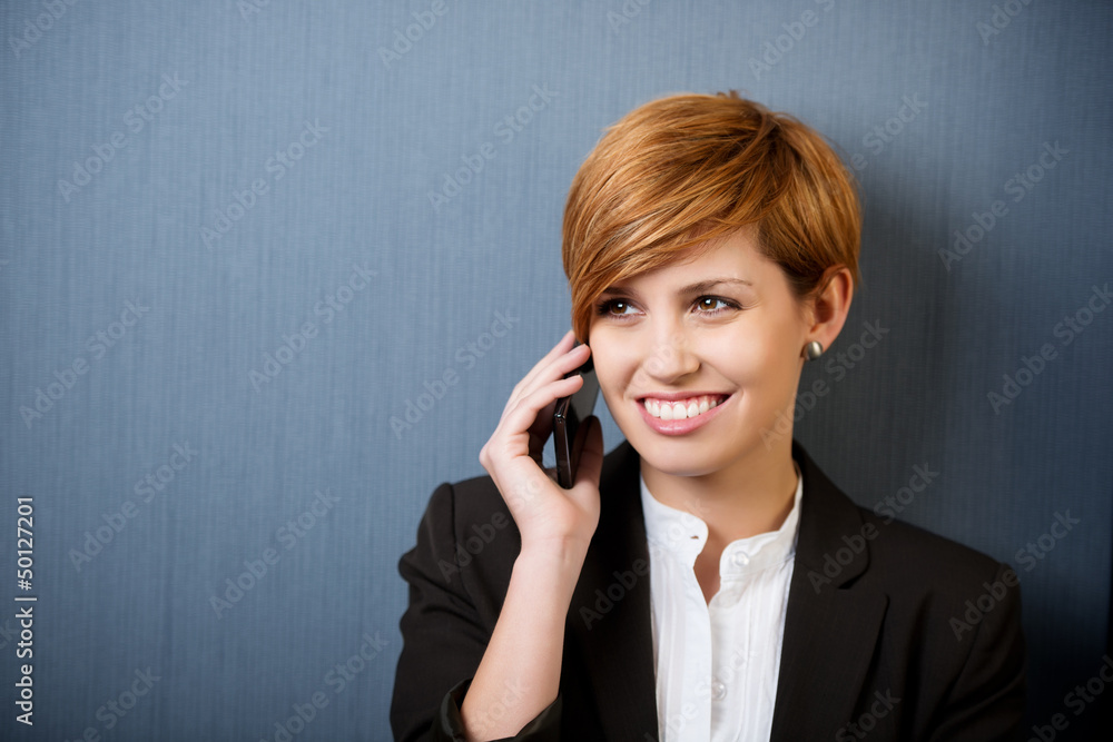 moderne junge frau telefoniert mit handy moderne junge frau telefoniert mit handy