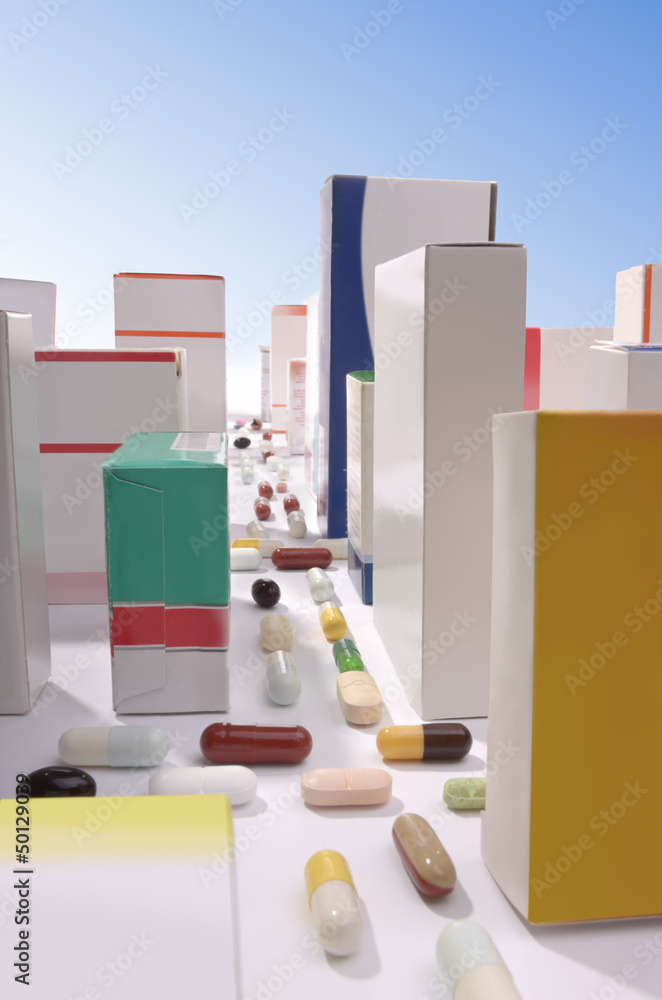 Stadt aus Tabletten und Medikamentenschachteln Stadt aus Tabletten und Medikamentenschachteln