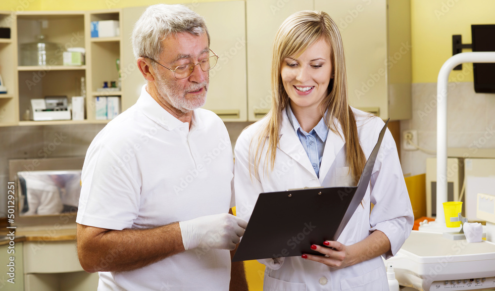 Obraz premium Dentist and assistant