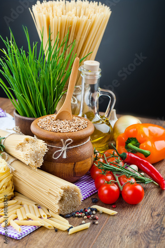 The composition of the pasta and vegetables on background