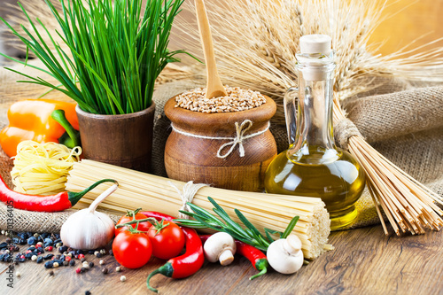 The composition of the pasta and vegetables on background