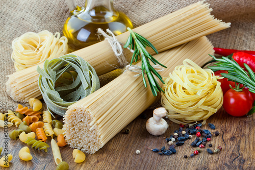 The composition of the pasta and vegetables on background