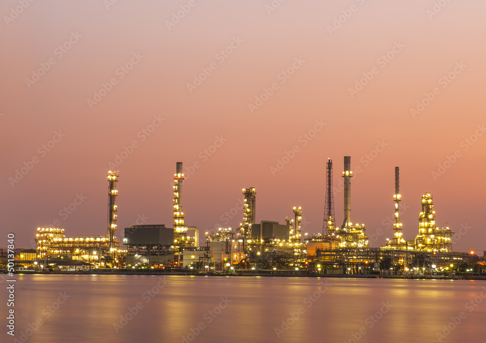 Obraz premium Oil refinery before sunrise