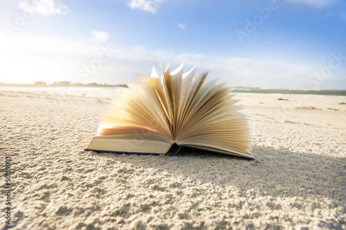 Buch im Sand