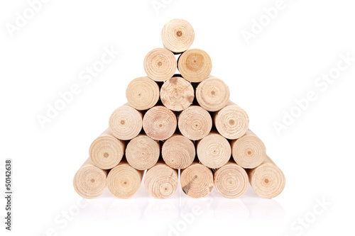 Kłody drewna okrągłe, toczone ułożona w trjkątny stos.