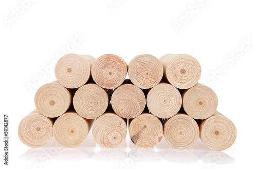 Kłody drewna okrągłe, toczone na białym tle-III.