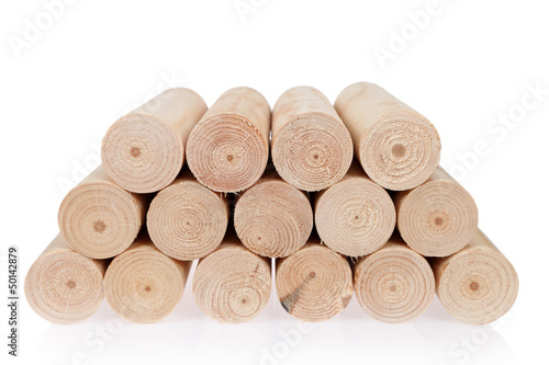 Kłody drewna okrągłe, toczone na białym tle.