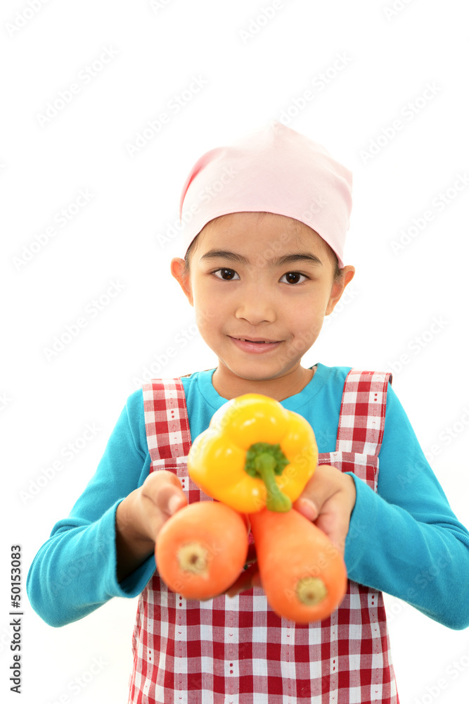 野菜を持ち微笑む女の子 野菜を持ち微笑む女の子