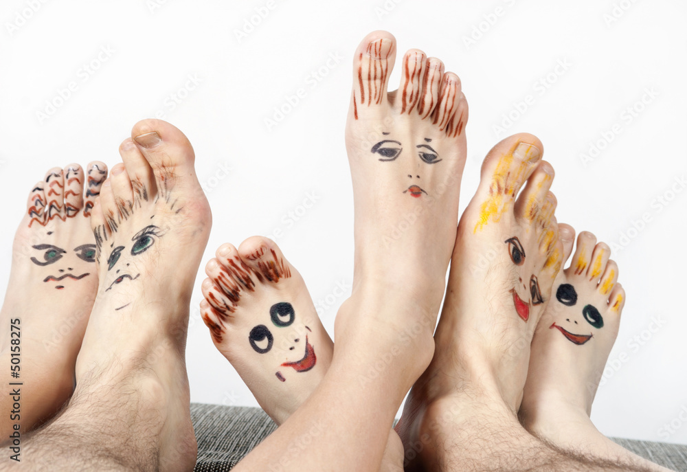 Naklejka premium Family. Feet with smiling mugs