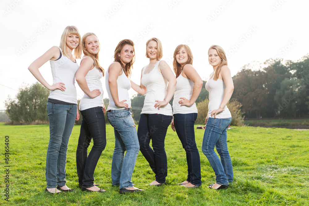 Gruppenfoto Von Freundinnen Stock Foto Adobe Stock gruppenfoto-von-freundinnen-stock-foto-adobe-stock
