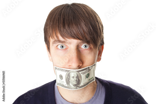 Photo Portrait of young man with a 100 dollar banknote on his mouth is