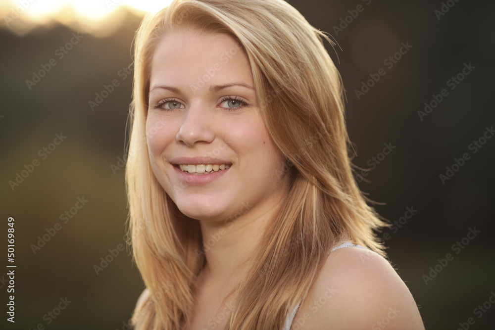 Portrait einer jungen blonden Frau Portrait einer jungen blonden Frau