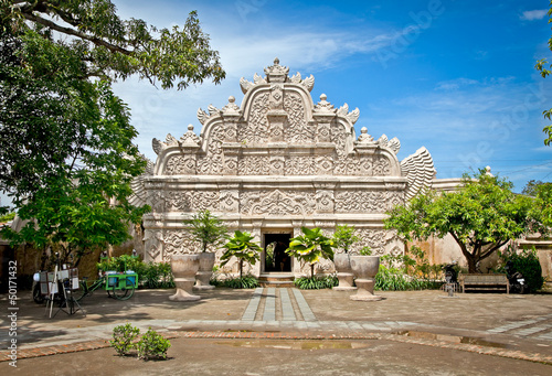 Tableau sur toile Main gate at Taman Sari water castle - the Royal garden of sulta