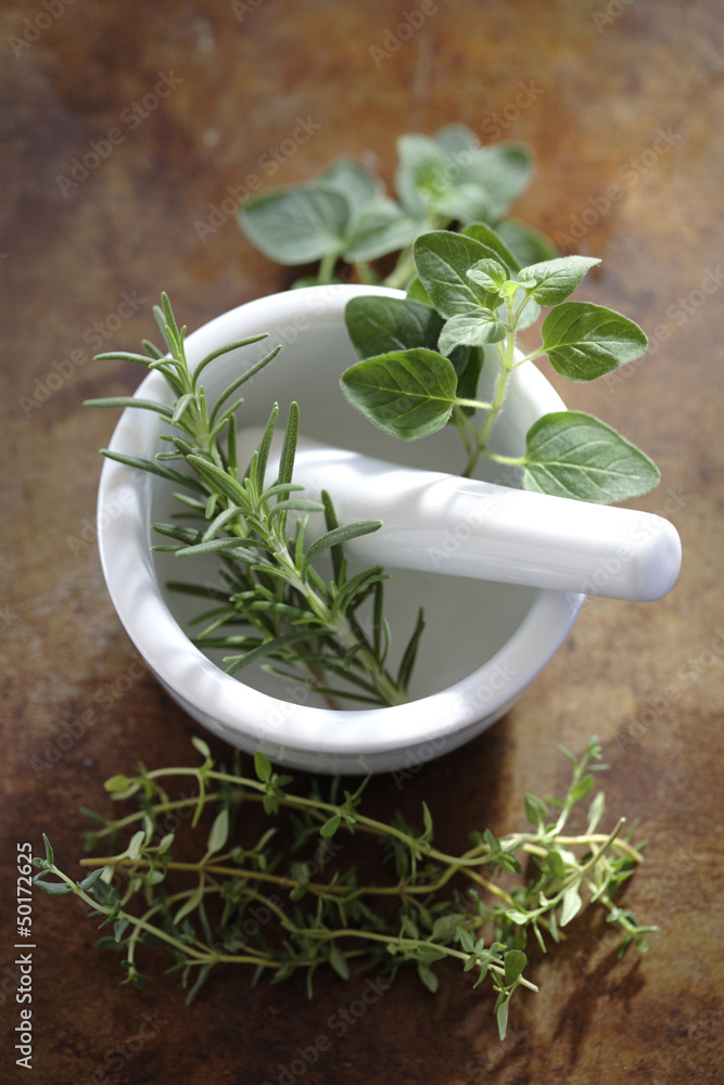 © John Block/Blend Images - Mortar and pestle with fresh herbs © John Block/Blend Images - Mortar and pestle with fresh herbs