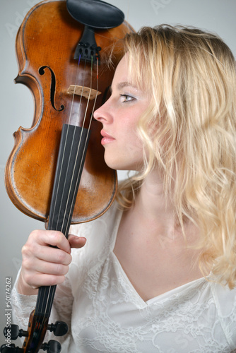 Frau mit Violine close up photo