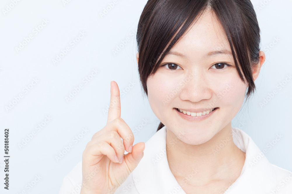 説明する女性看護士 説明する女性看護士