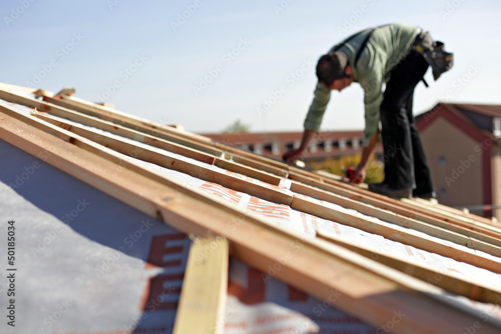 Dachdecker bei der Arbeit mit selektive unschärfe Dachdecker bei der Arbeit mit selektive unschärfe