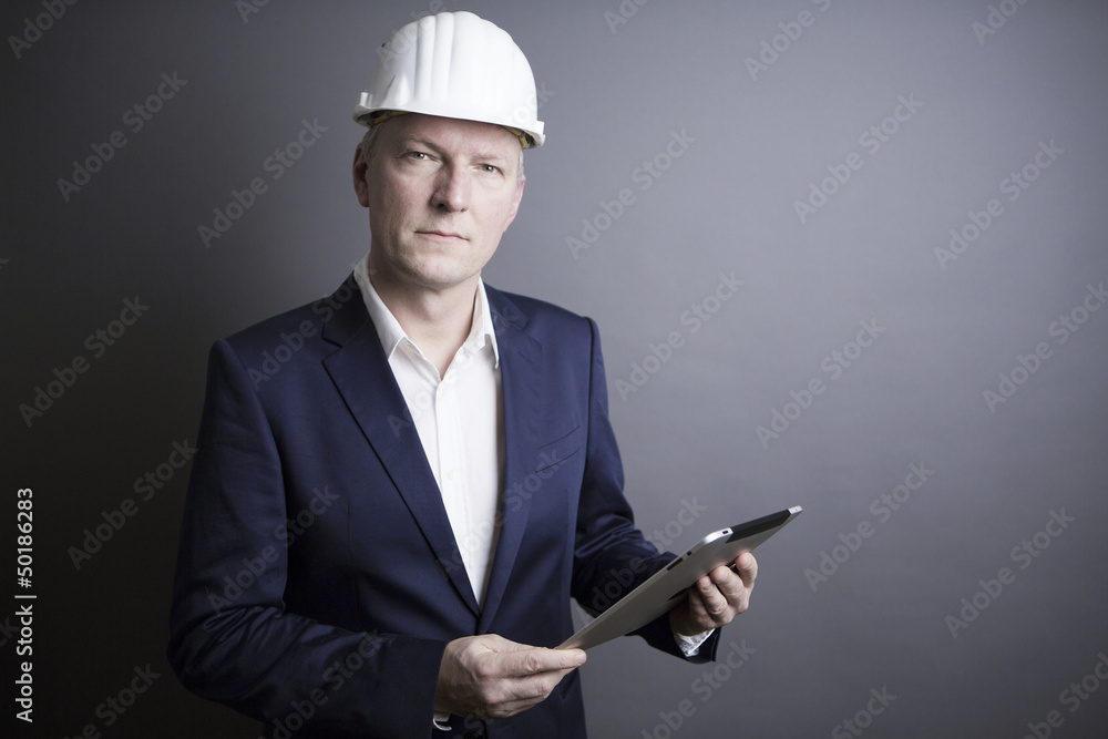 mann mit helm und tablet computer mann mit helm und tablet computer
