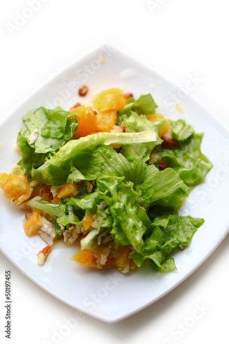 Salad with chicken, oranges, honey and almonds