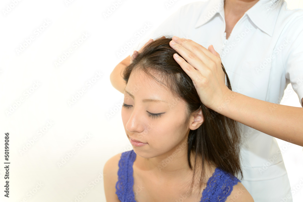 Fototapeta premium ヘッドスパで寛ぐ女性