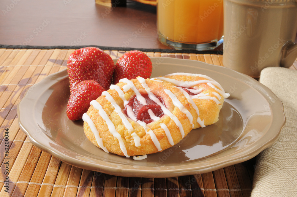 Картината върху платно Strawberry danish