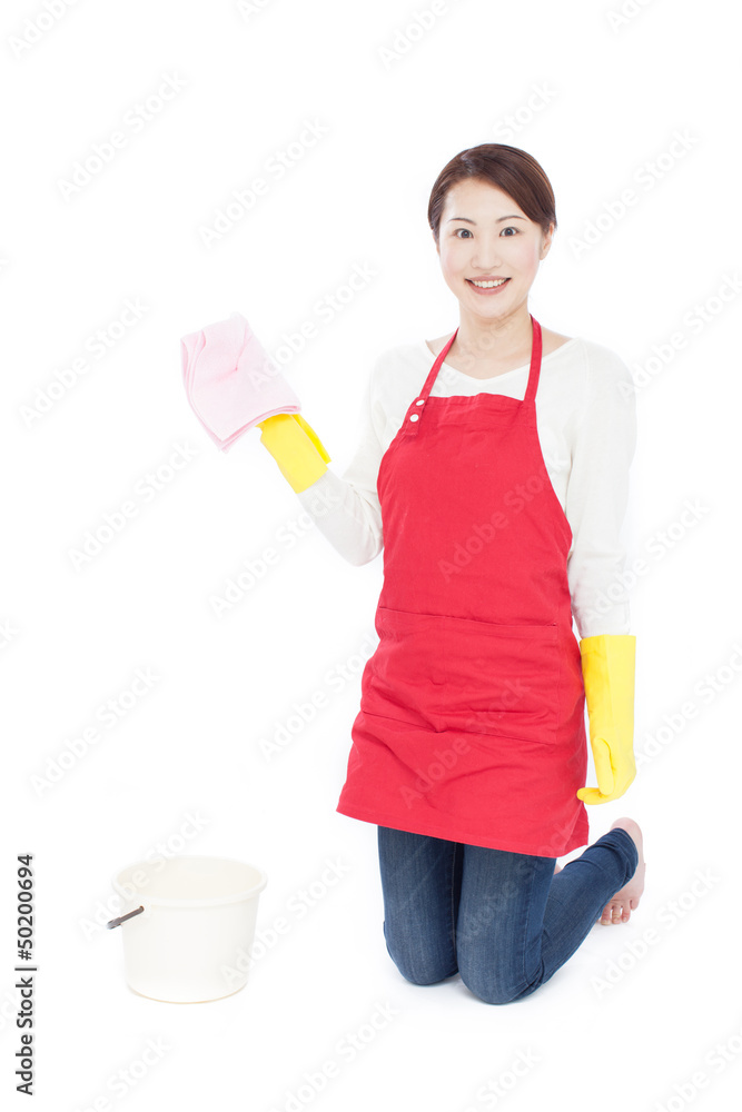 掃除をする女性