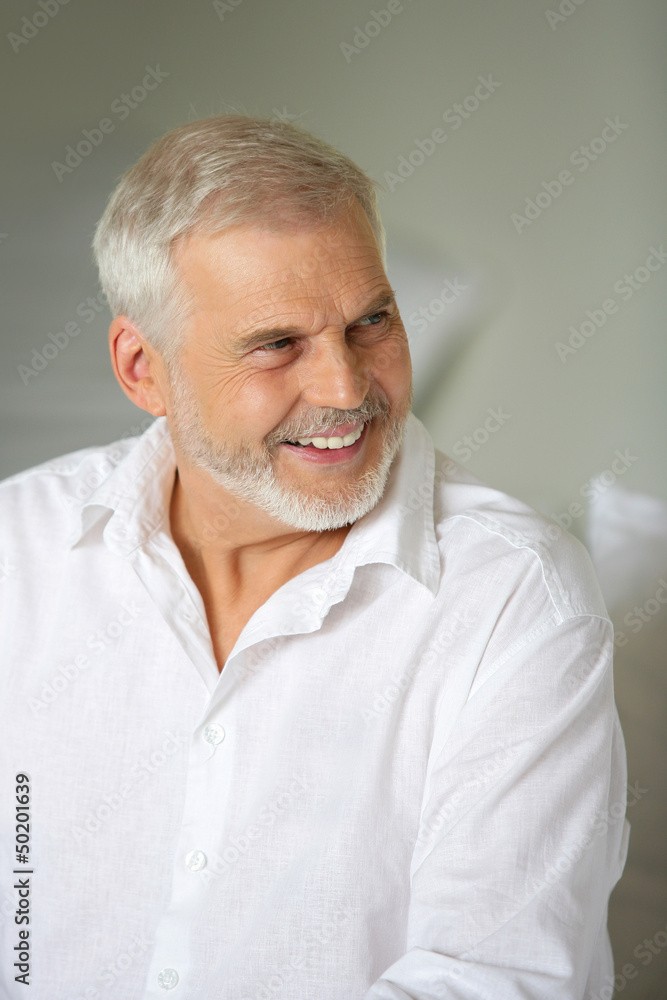 Obraz premium Smiling senior man