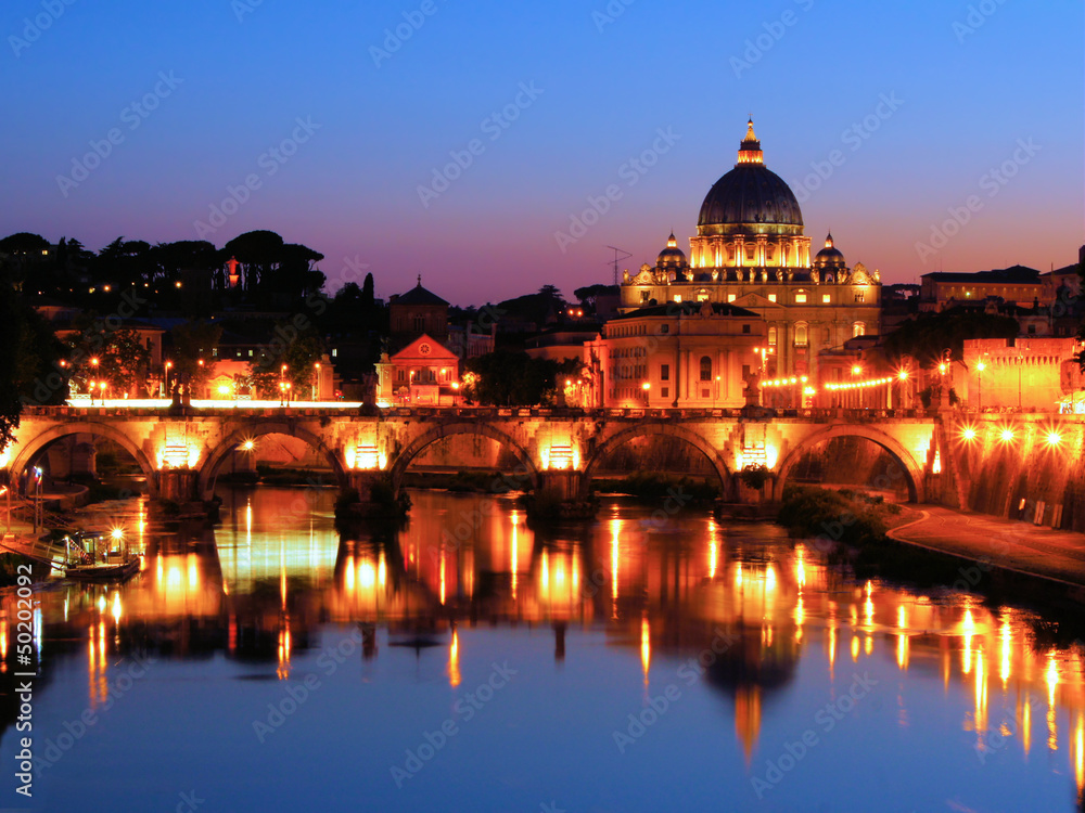 Fototapeta premium Nocny widok na Watykan po drugiej stronie Tybru w Rzymie, Włochy
