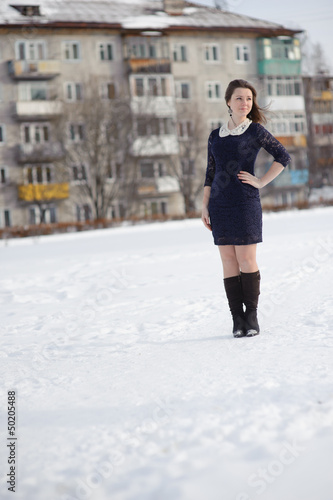 girl posing outdoors in the winter