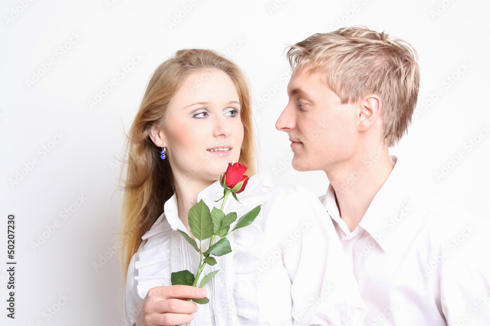 Paar mit Rose Paar mit Rose