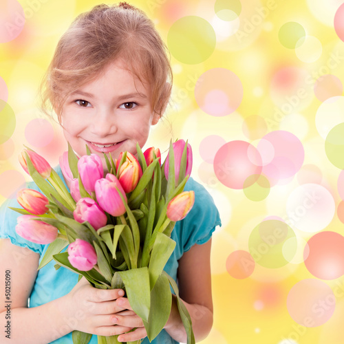 Kleines Mädchen mit einem Strauss Tulpen