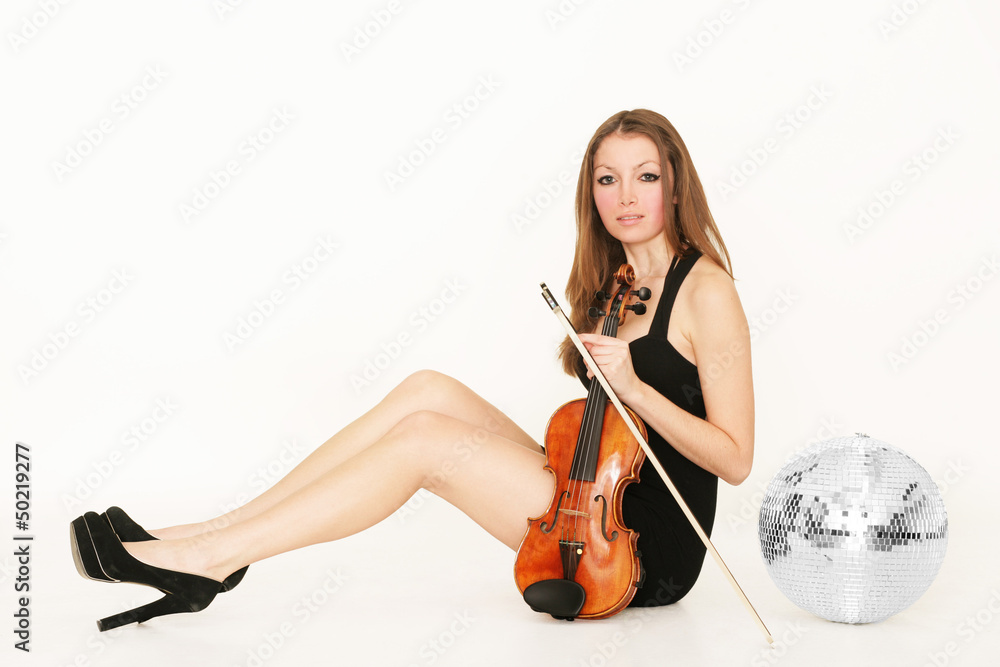 junge hübsche Geigerin