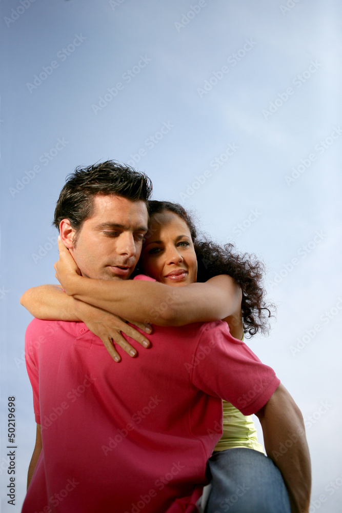 Obraz premium Man giving girlfriend piggy-back